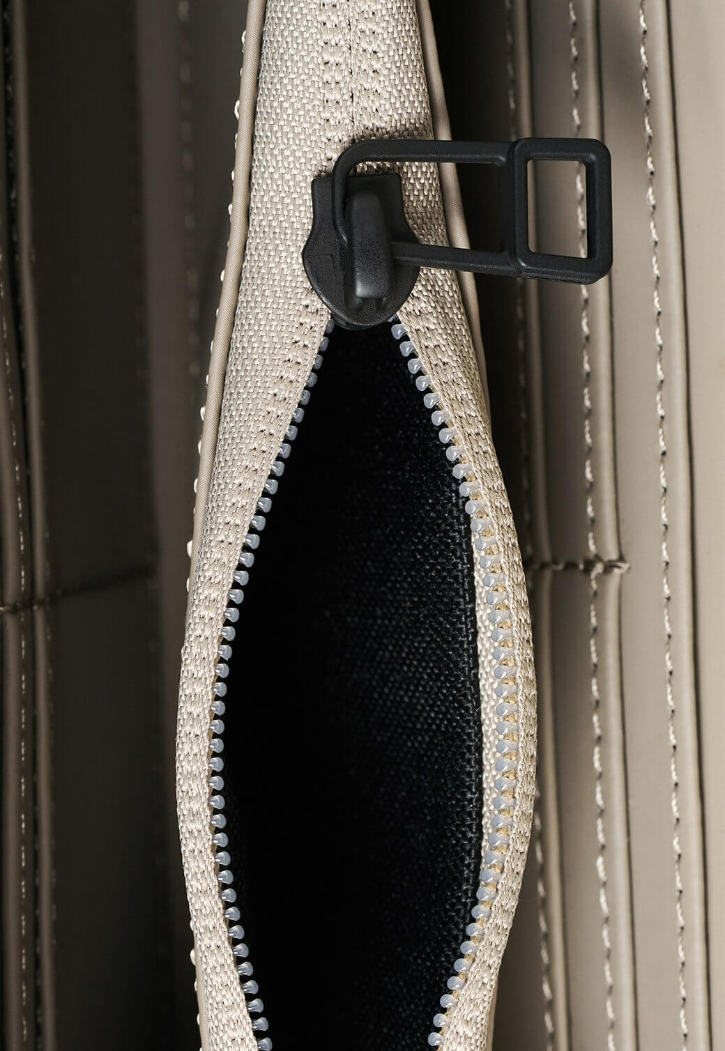 Gray ארנק מוארך עם רוכסן RAINS