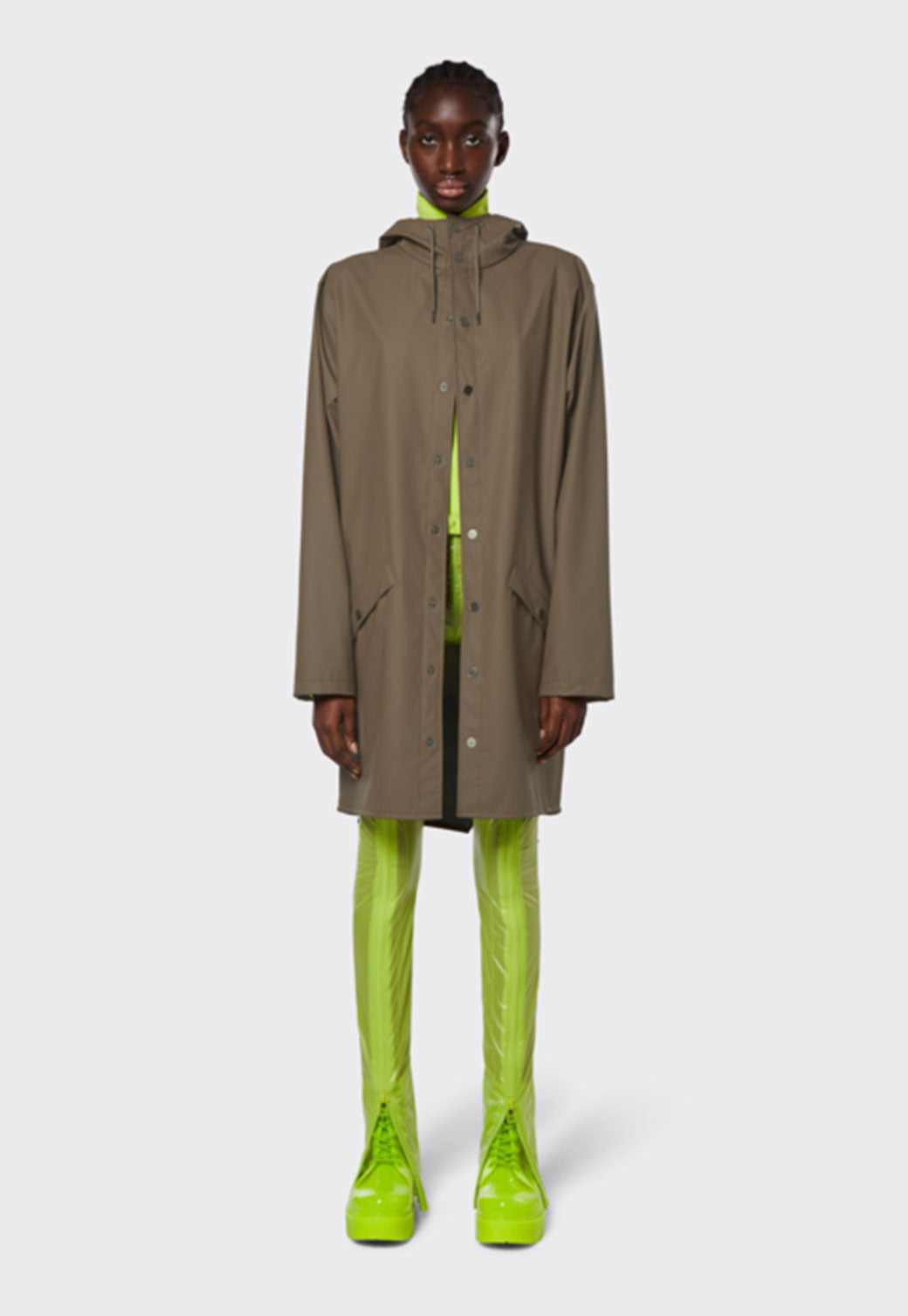 Dark Olive Green מעיל גשם עם כובע RAINS