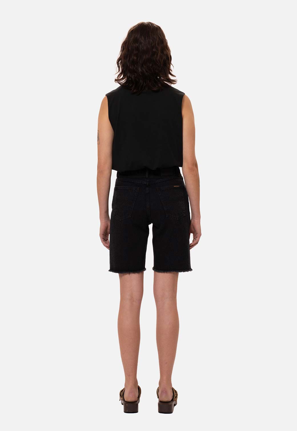 White Smoke ג'ינס קצר לנשים Maud Shorts - Black Stone NUDIE