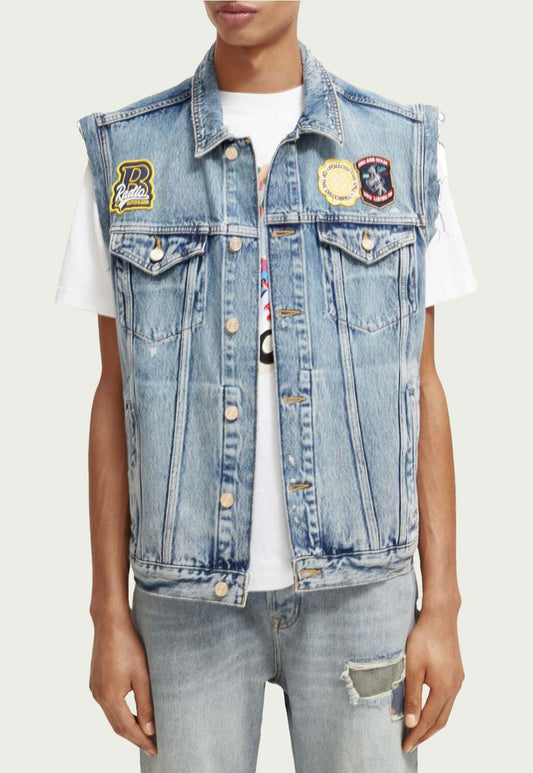 Light Gray CUT OFF SLEEVELESS DENIM TRUCKER WITH BADGES ווסט SCOTCH & SODA