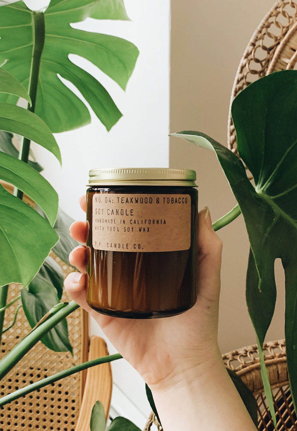 Dark Khaki נר שעוות סויה גדול | NO. 04 TEAKWOOD & TOBACCO P.F.CANDLE